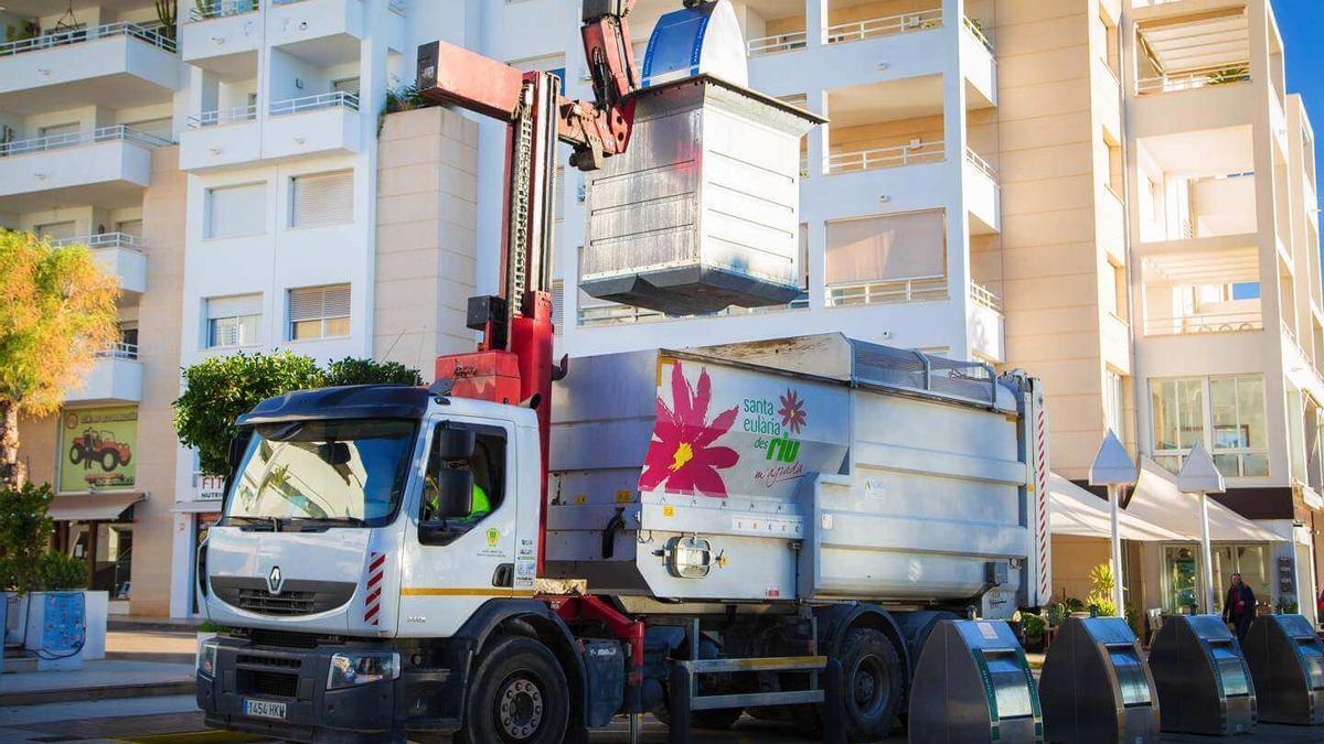 Un camión de basura de Santa Eulària des Riu recoge un contenedor.