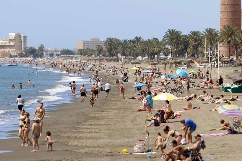 Los malagueños se lanzan a la playa