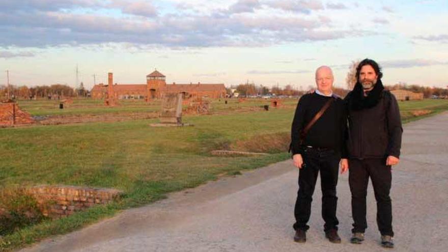 Fernando Cortizo, con Robert Jan van Pel en Auschwitz.