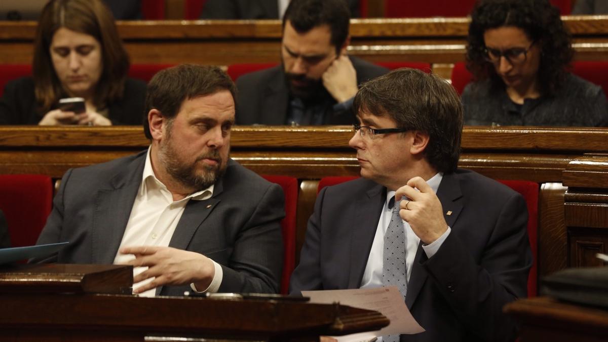 El vicepresidente Oriol Junqueras y el 'president' Carles Puigdemont, durante la sesión de control en el Parlament.