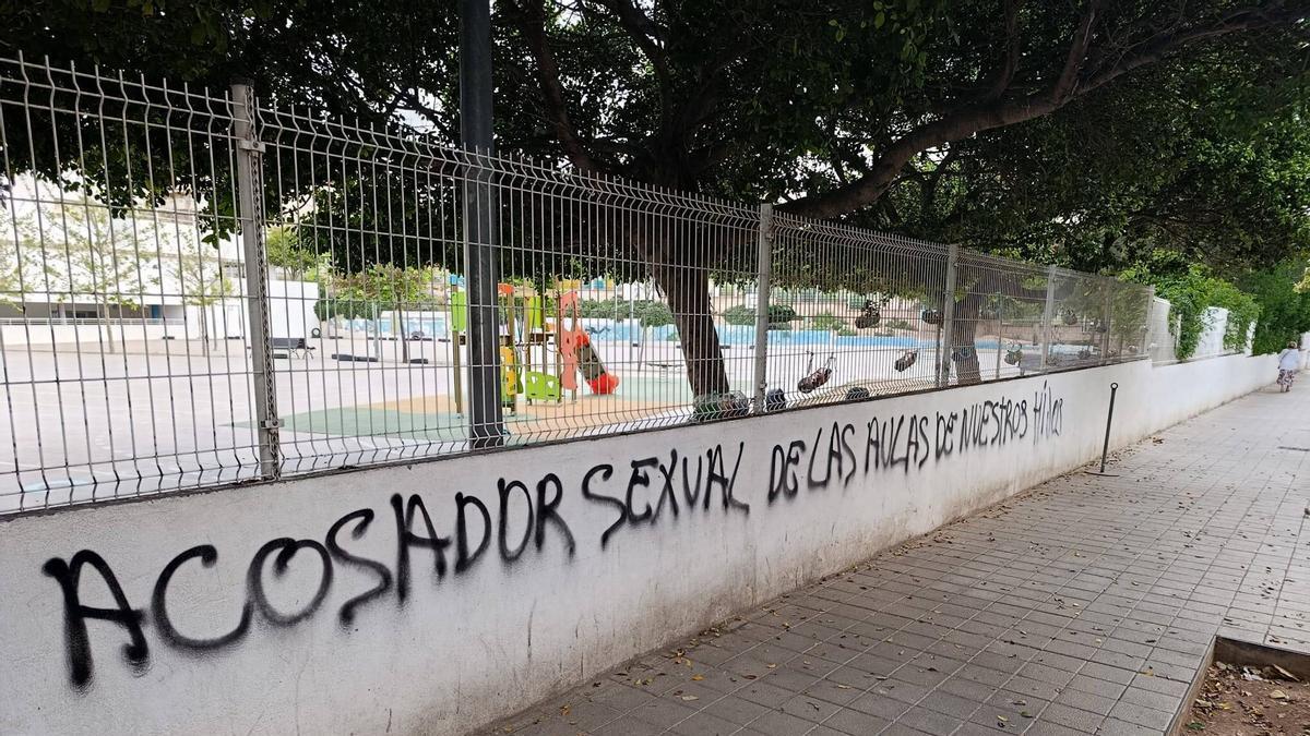 Pintada en el CEIP Son Pisà por la presencia de Miquel Roldán en el centro.