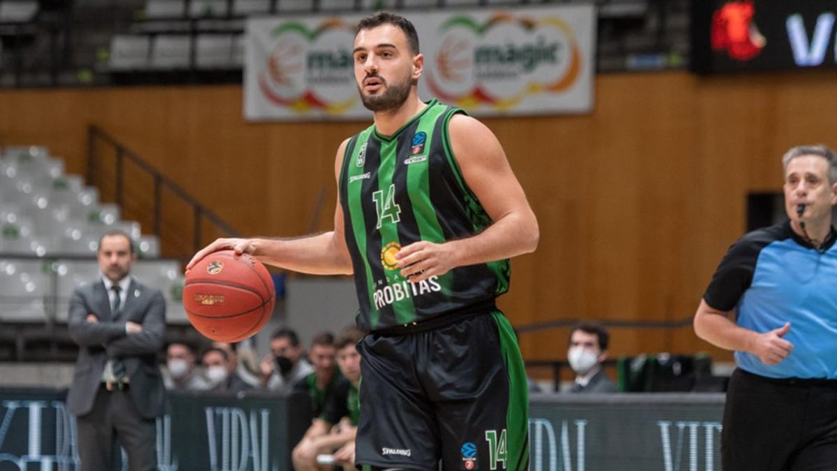 Albert Ventura dirige un ataque en un partido con el Joventut de Badalona