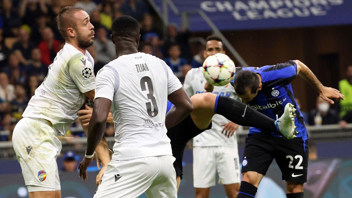 Henrikh Mkhitaryan anota el 1-0 durante el partido del Grupo C de la Liga de Campeones de la UEFA entre el FC Inter y el Viktoria Plzen en el estadio Giuseppe Meazza de Milán