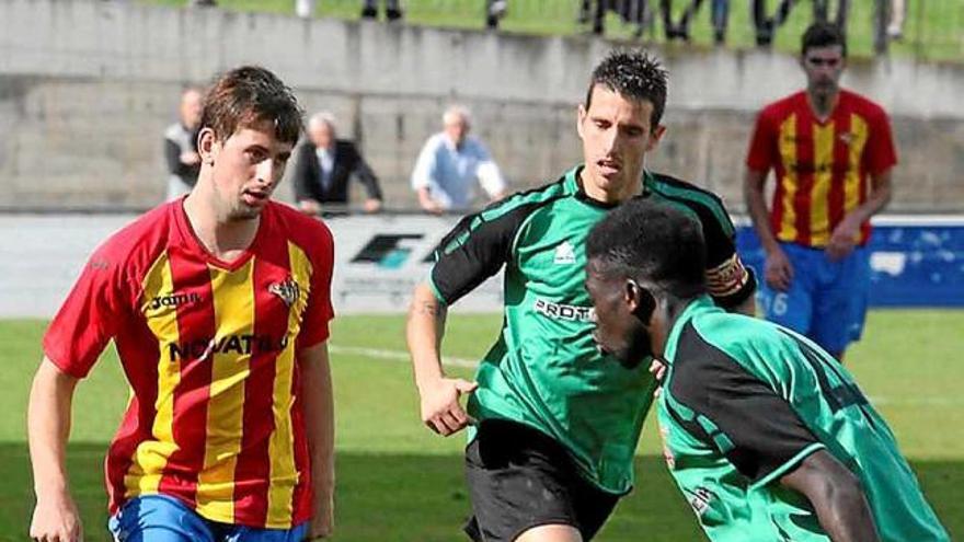 Riki i Moha defensen un jugador del Tona en el partit d&#039;ahir al migdia