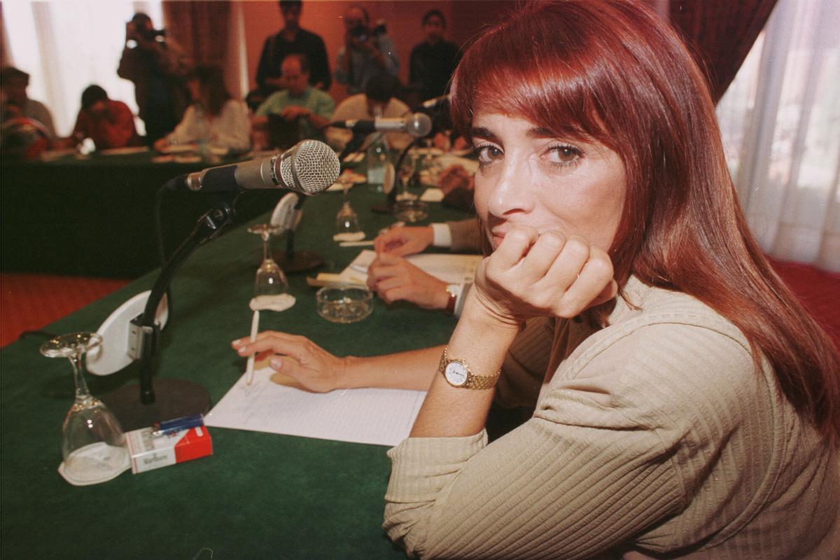 19971016 : BARCELONA : 16-0CT-97 : CARMEN RIGALT, HIZO SEGUNDO AYER EN EL 46 PREMIO PLANETA CON SU OBRA "MI CORAZON, QUE BAILA CON ESPIGAS". COPYRIGHT by SERGIO LAINZ NEG.N: --- ---- SOCIEDAD. CARMEN RIGALT , LIBROS , " MI CORAZON QUE BAILA CON ESPIGAS " , PREMIOS LITERARIOS , PLANETA 1997 , SEGUNDO PREMIO