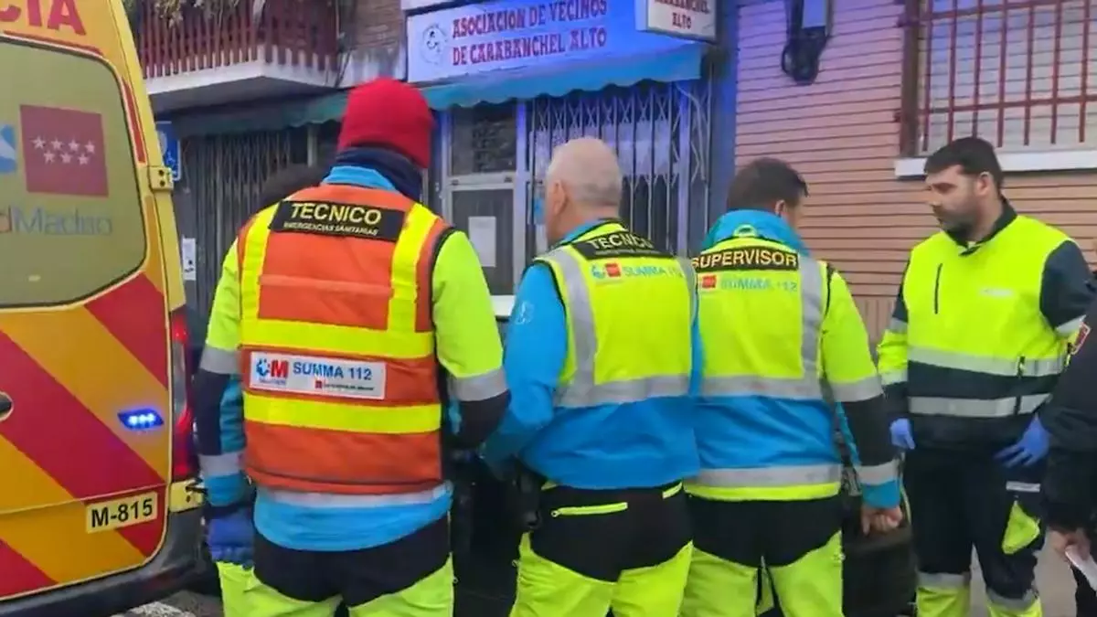 La Policía se ve obligada a disparar en dos ocasiones a un hombre que retenía a su madre con dos cuchillos en Madrid