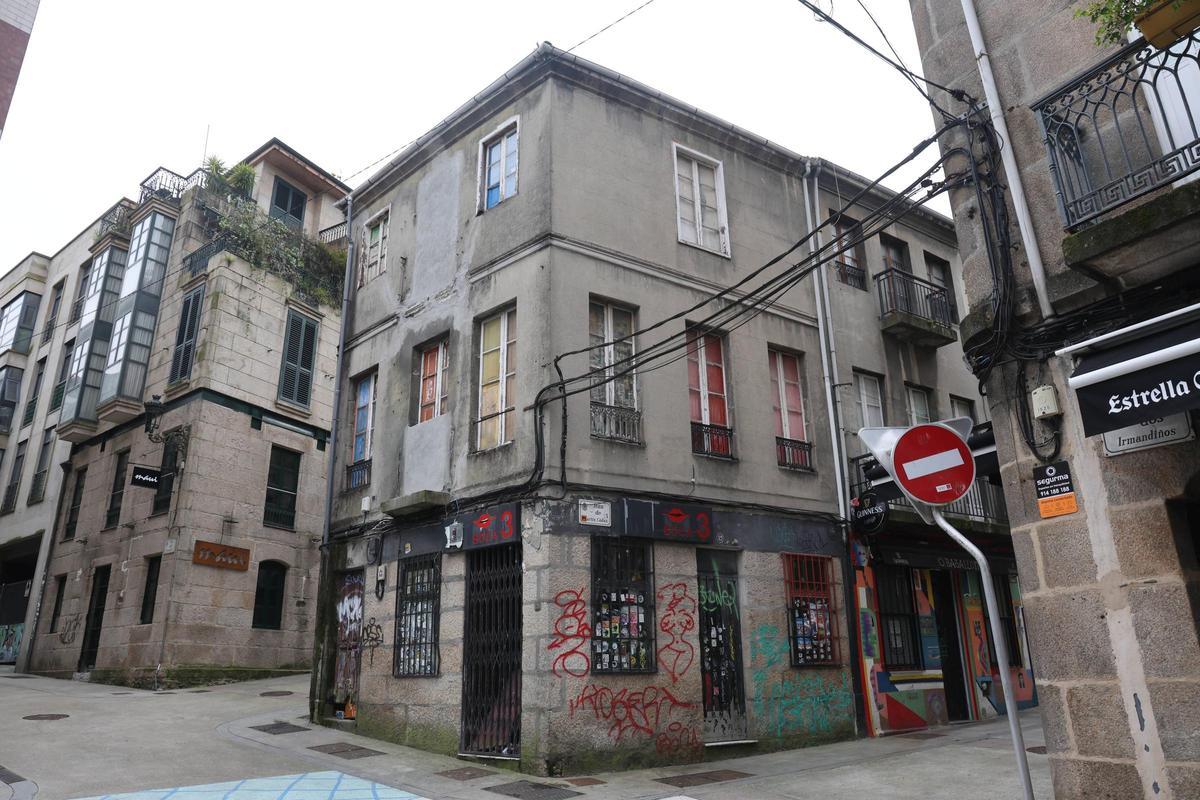 El edificio está ubicado en la calle Irmandiños, en el barrio de Churruca.