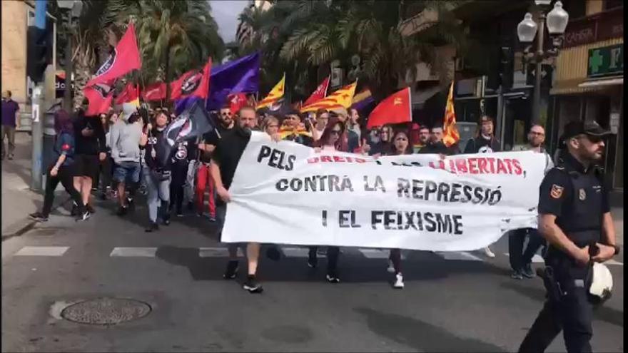 Más de 400 personas piden en Alicante la libertad de los políticos catalanes presos