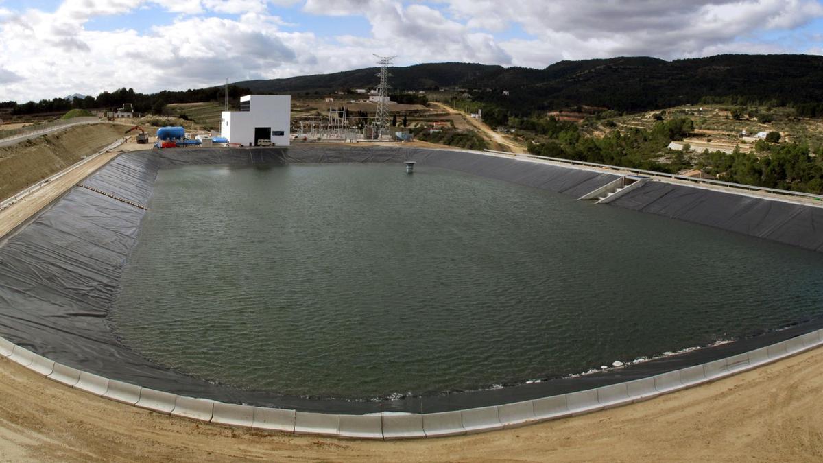 La balsa de regulación de caudales del trasvase Júcar-Vinalopó ubicada en Moixent.