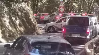 Una caravana de coches colapsa la subida a la Cruz del Carmen durante más de tres horas