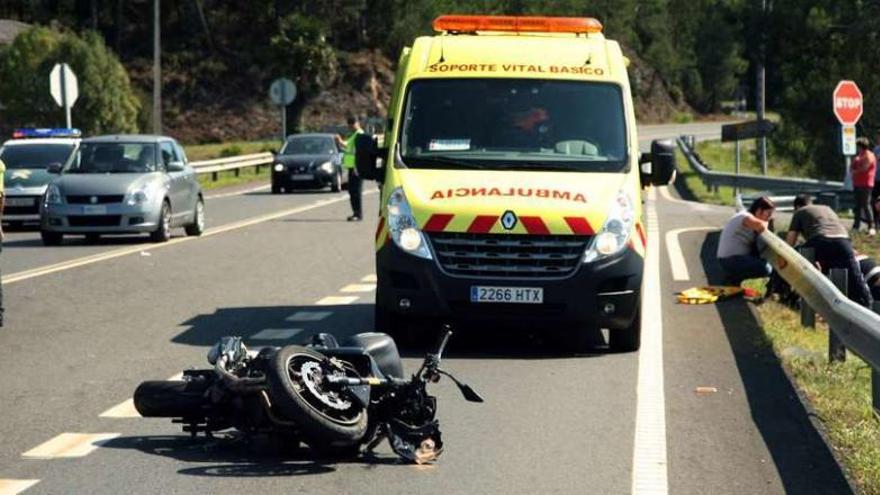 El accidente se produjo a la altura del cruce con la carretera de Cesures. // Bernabé/Luismy