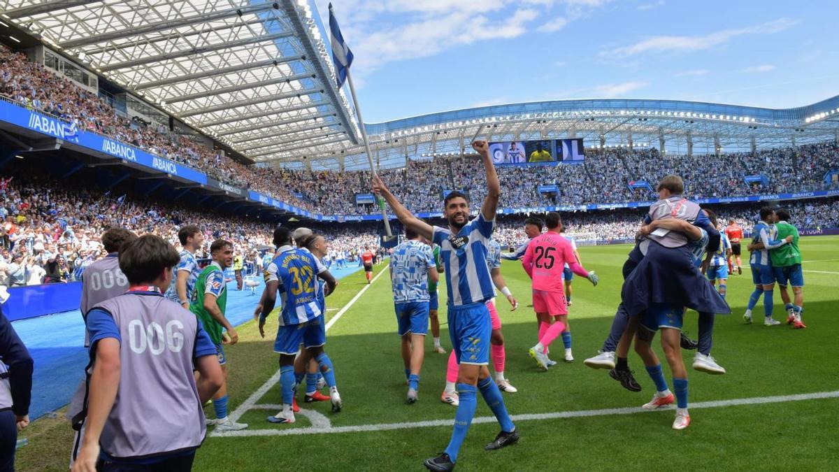 Eddahchouri, banderín en mano, celebra el 2-1