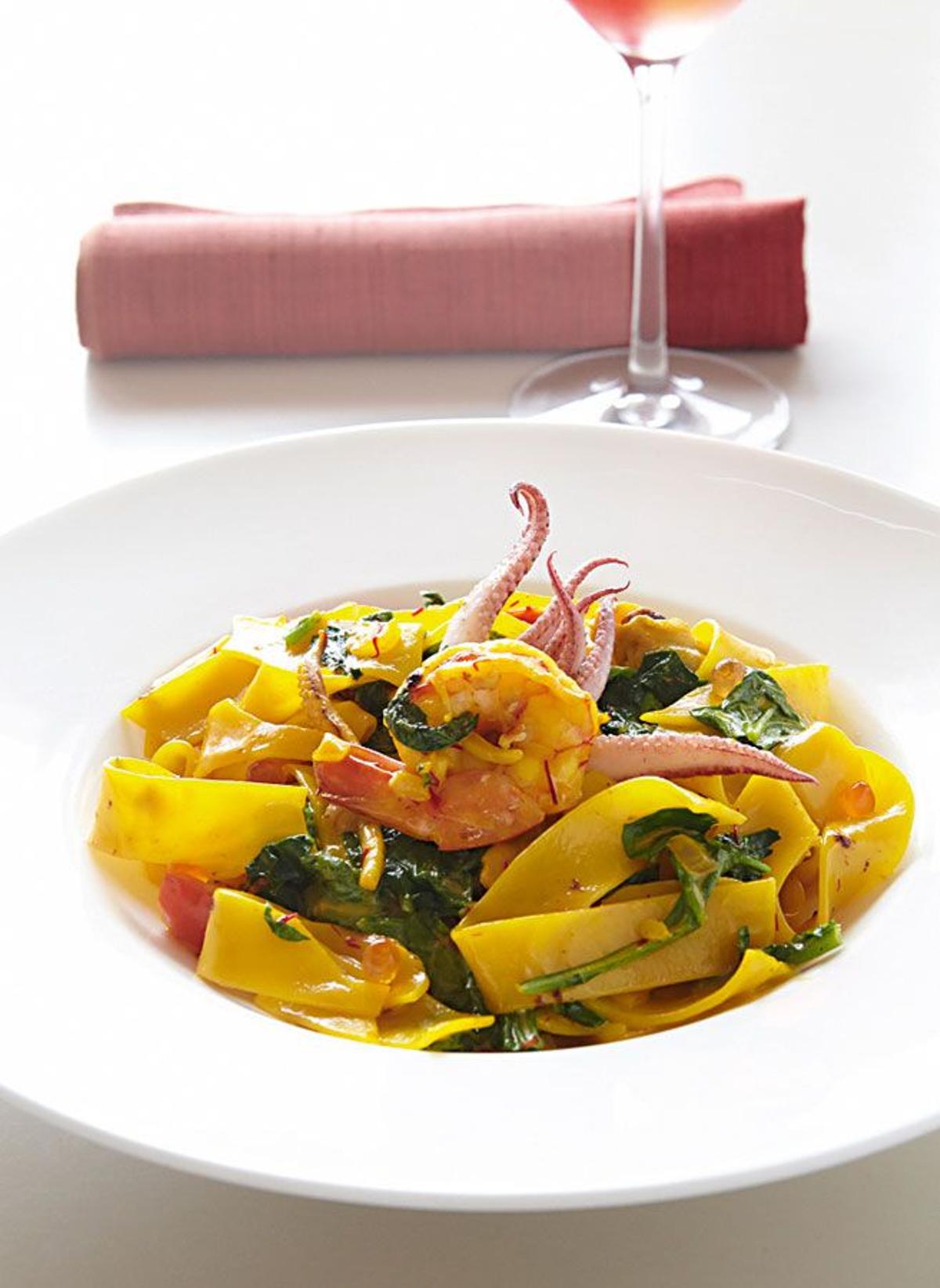 Parpadelle con frutos del mar, en Assyrtico
