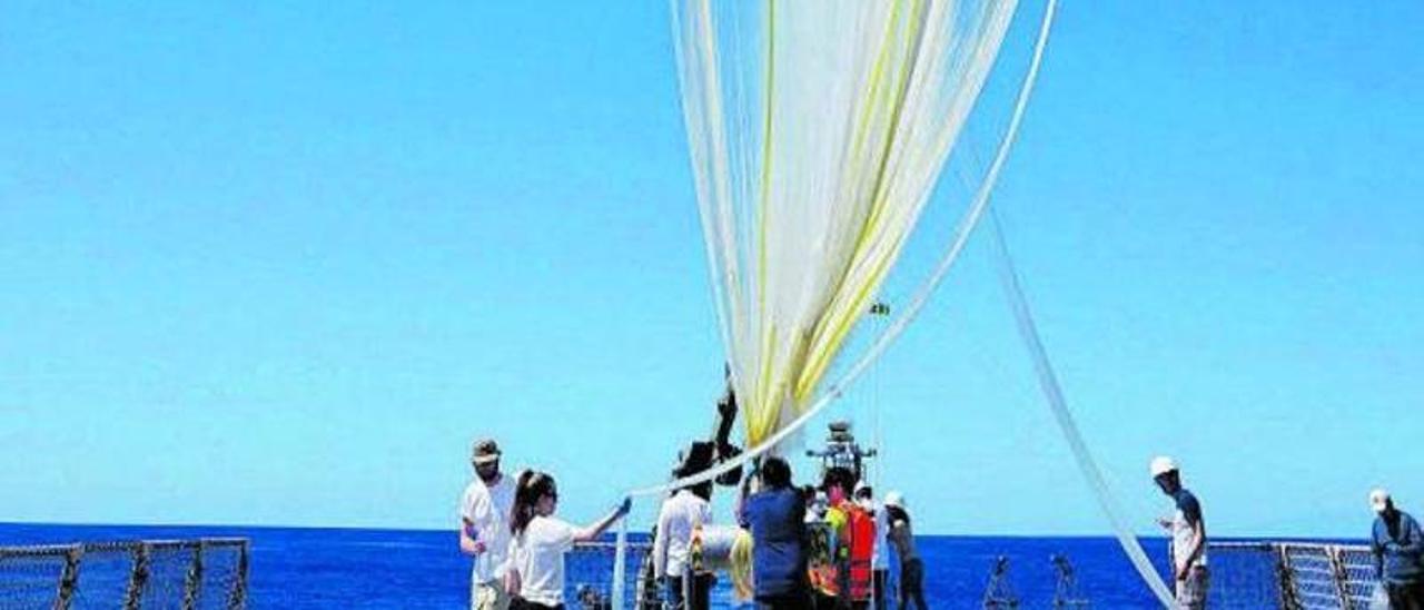 Pruebas del globo aerostático de la empresa B2Space realizadas la pasada semana en aguas cercanas a La Gomera. | | E.D.