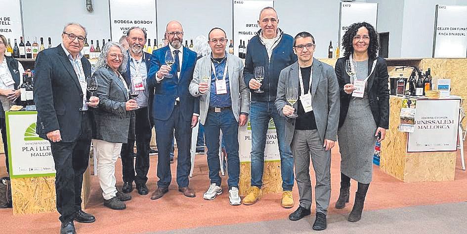 Fernando Fernández junto a los bodegueros mallorquines.