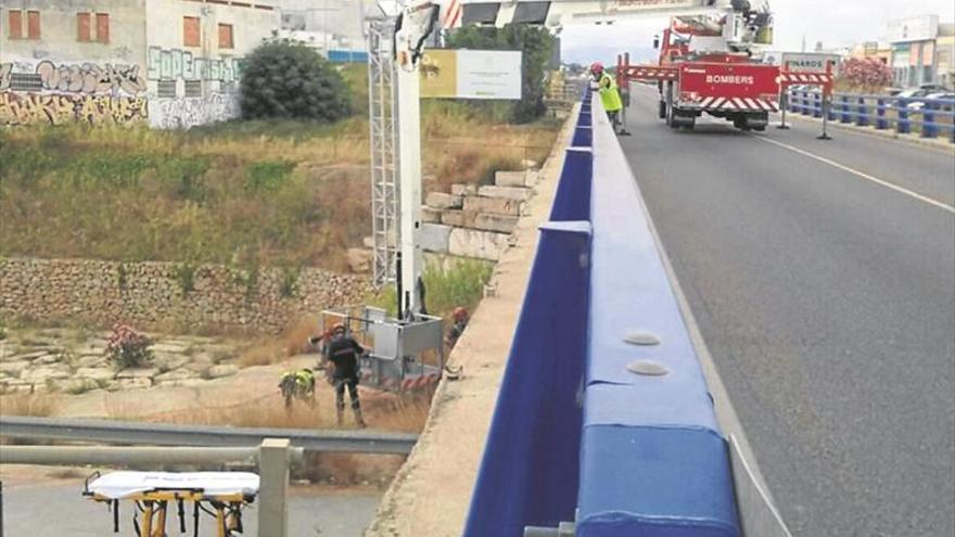 Un menor salva la vida tras caer desde tres metros al río en Vinaròs