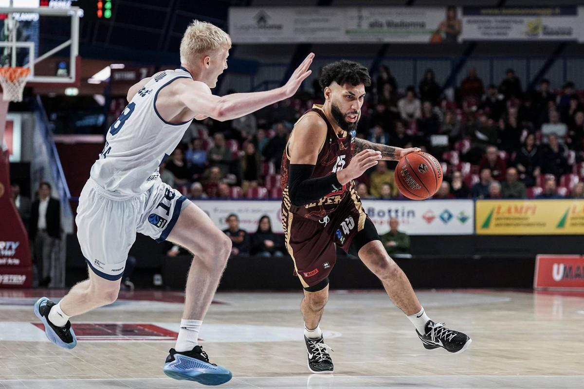 Denzel Valentine, amb Gustav Knudsen, durant el partit de la primera volta a Venècia