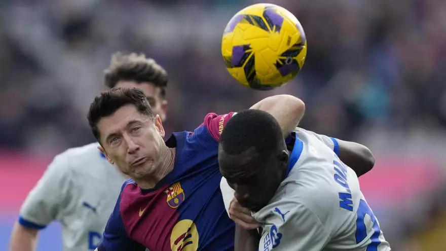 El Madrid sigue líder con 49 puntos pero ya le acechan Atleti (48) y Barça (45)