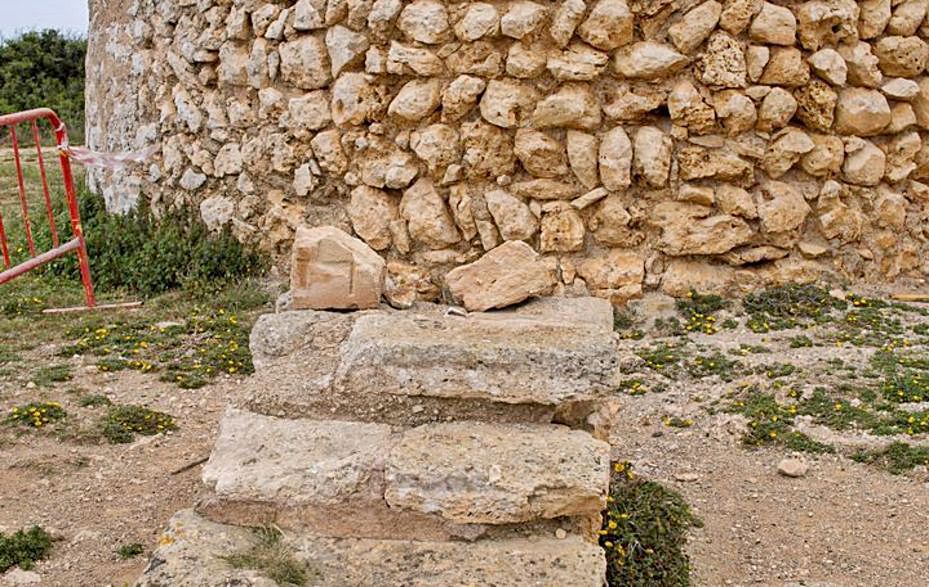 Algunas de las piedras que han caído desde la estructura. | S.SANSÓ