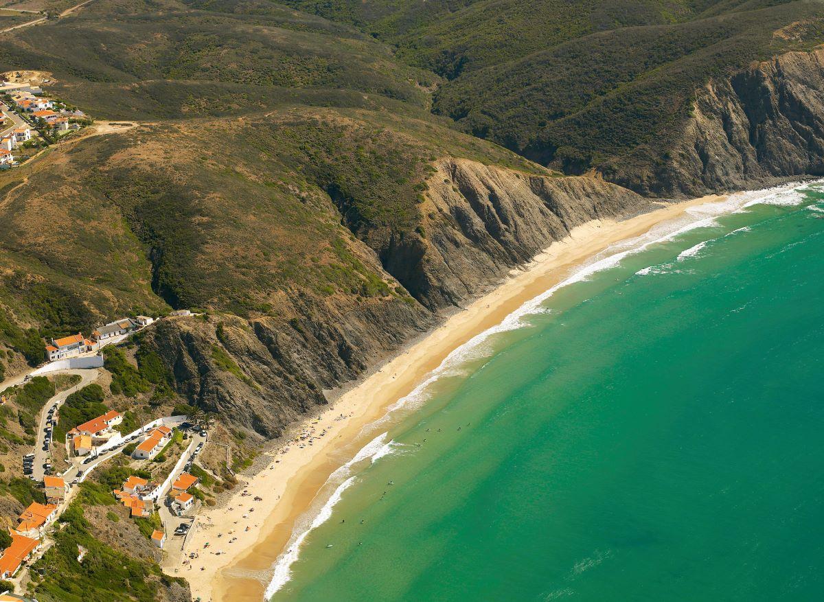 La playa de Arrifana es un destino ideal para los surfistas.