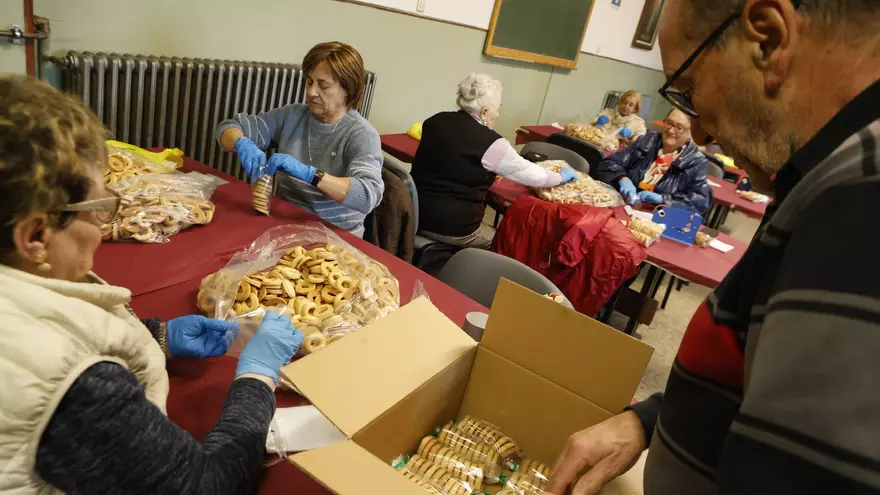 Así se empaquetan en Jove las rosquillas de San Blas