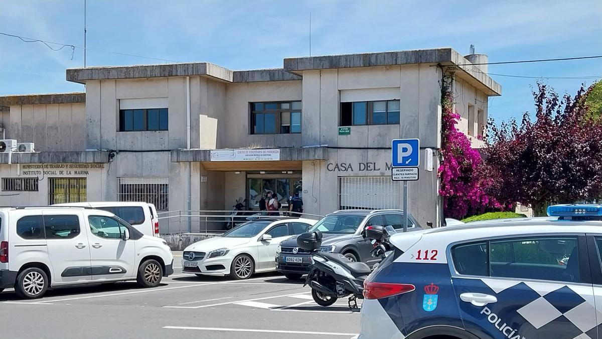 Las dependencias de la Policía Local de Bueu y uno de sus vehículos.