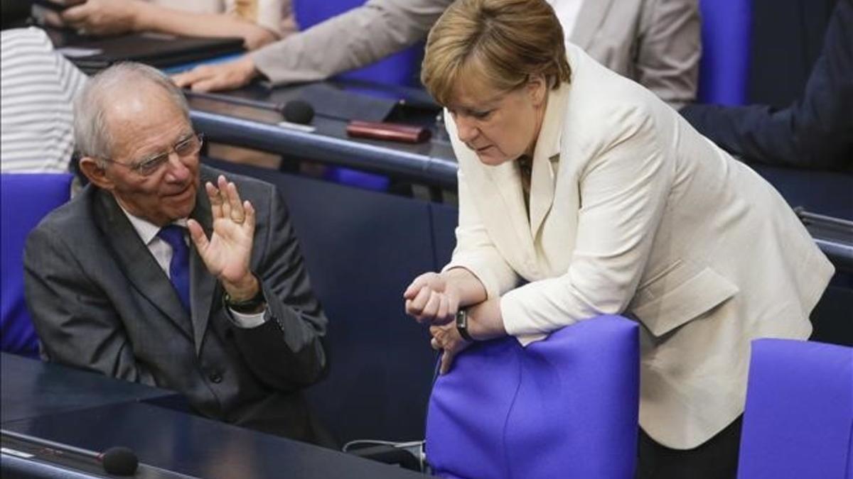 Angela Merkel dialoga con el ministro de finanzas Angela Merkel