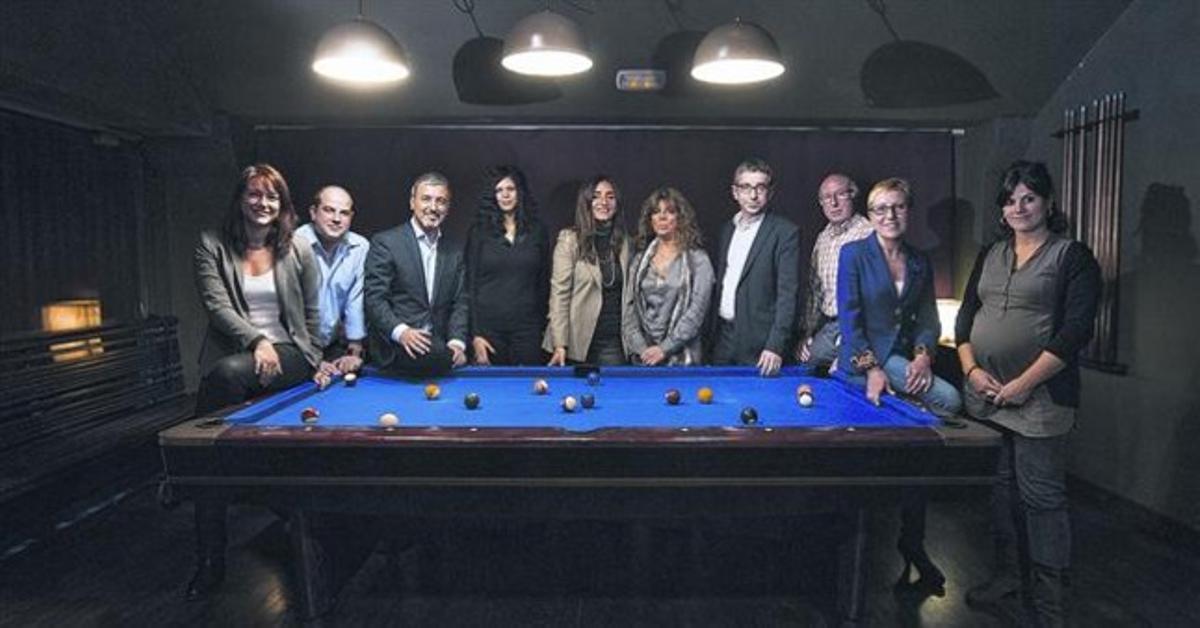 Foto ’cremallera’. Ciutadans i candidats, alternats, davant el billar americà de l’altell del cafè, dimarts a la tarda.