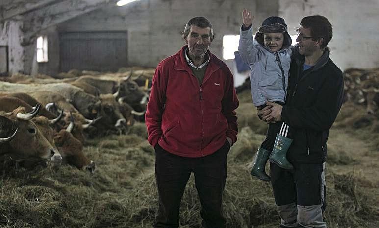 Marcos Remis en la nave con su padre, Ramón, y su hijo Marco.