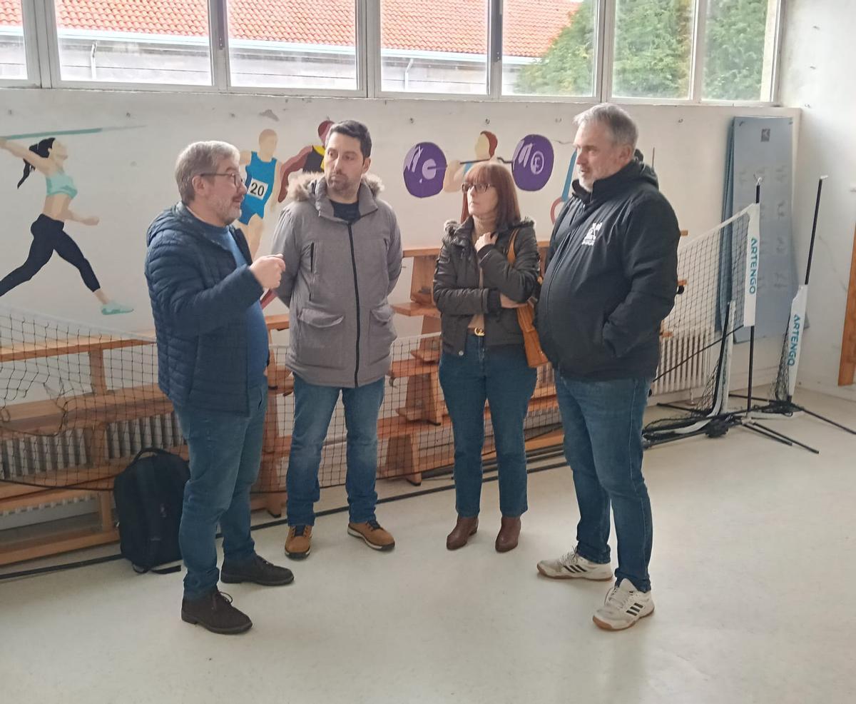 O deputado do BNG Oscar Insua, esquerda, visitou o IES Fernando Blanco.