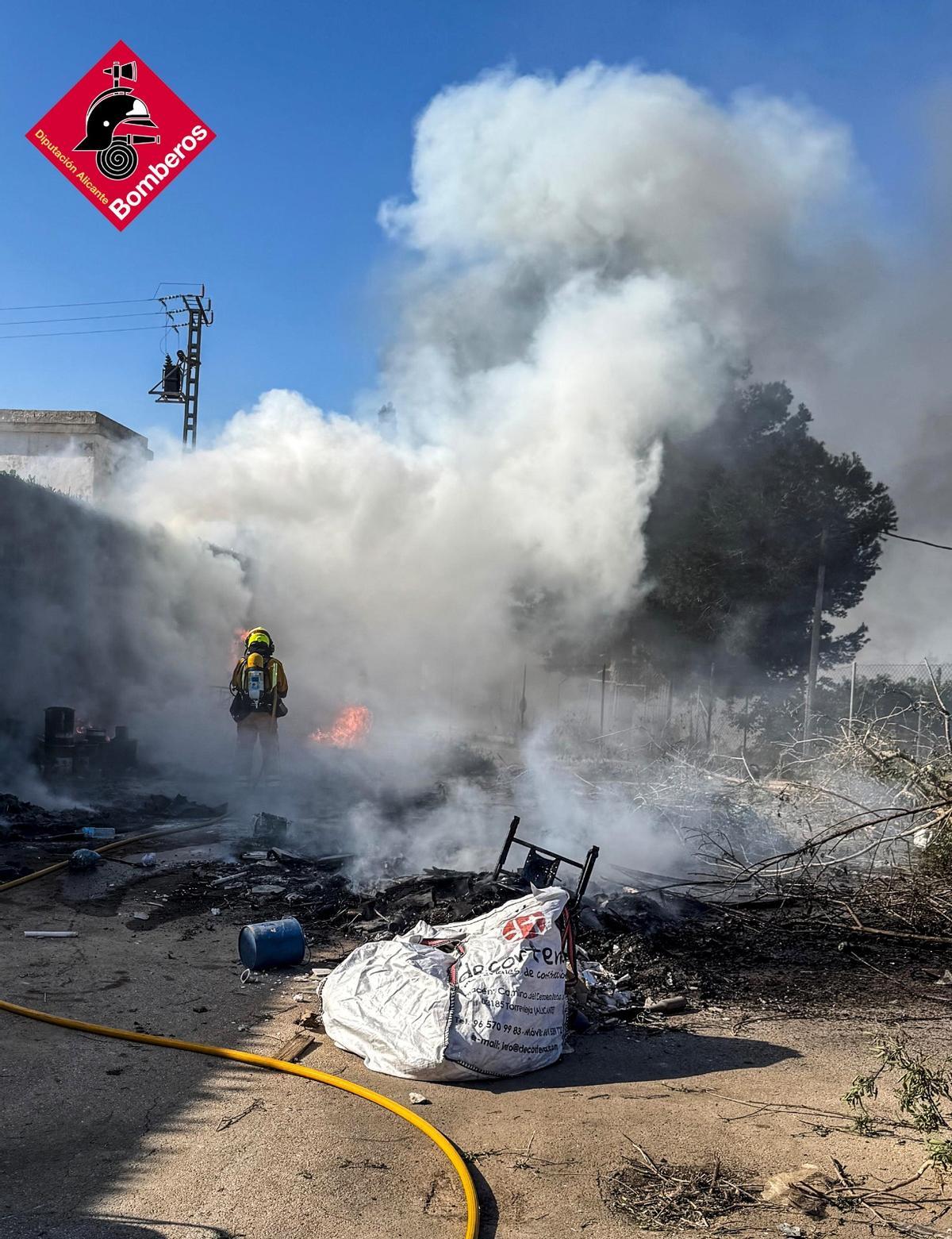 Momento de la intervención de los bomberos en el incendio de Bigastro