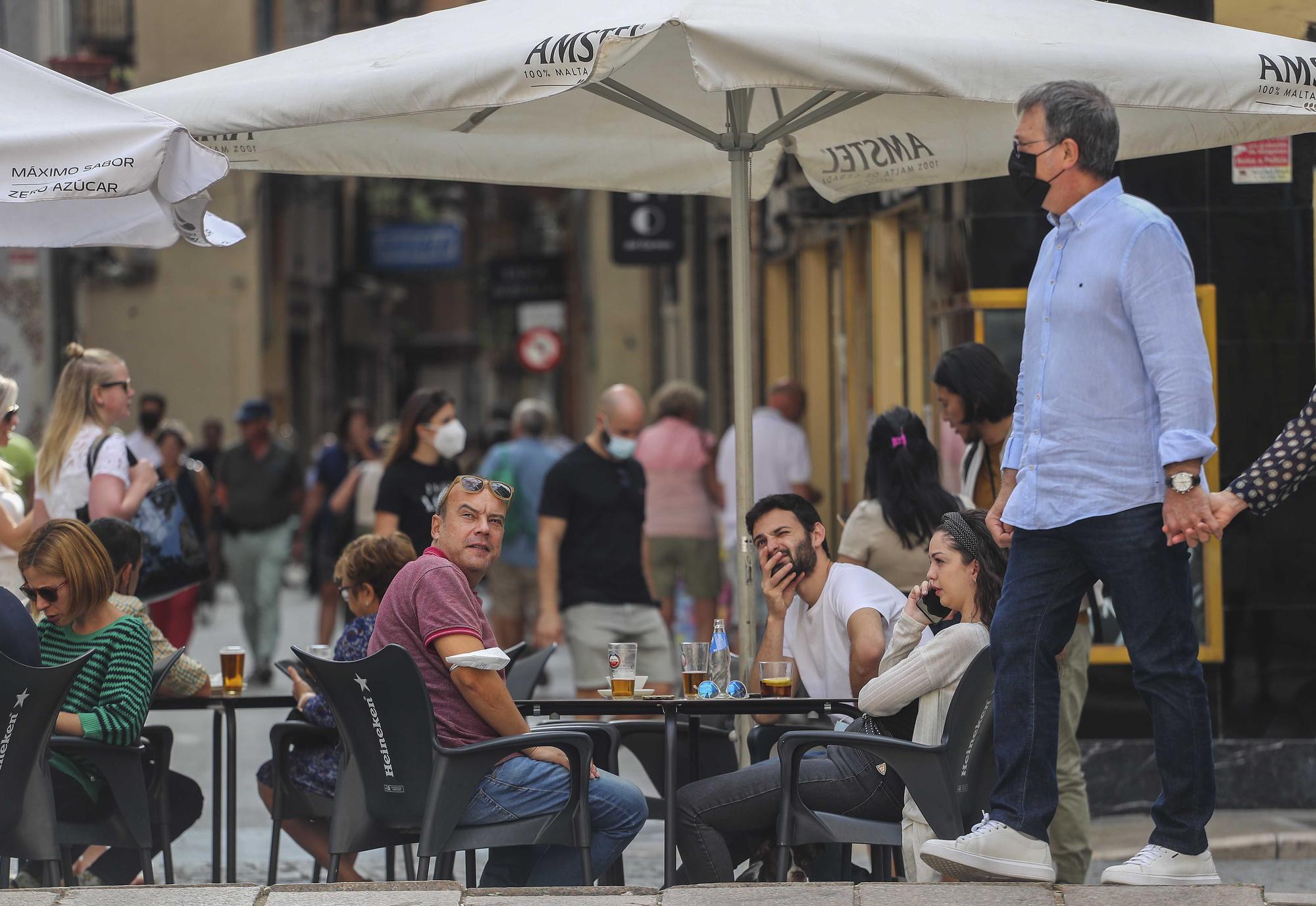 Los bares y las calles valencianas recuperan la efervescencia el 9 d'Octubre