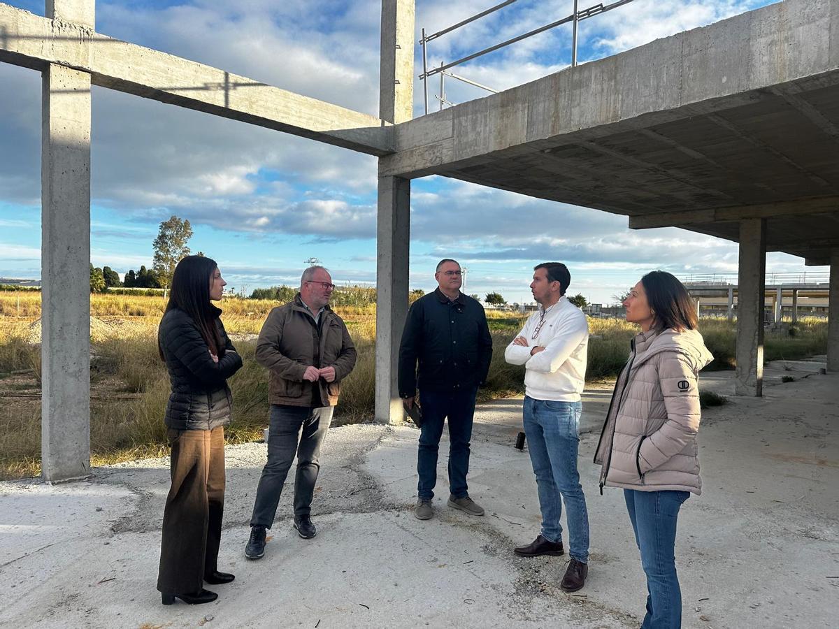 El alcalde y la concejala con responsables de la empresa constructora.