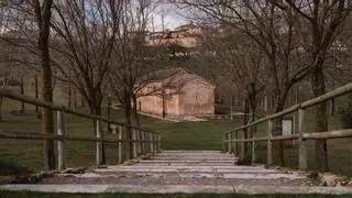 La ermita templaria que se anega en invierno y cobijó durante ocho siglos la pintura más antigua del Prado