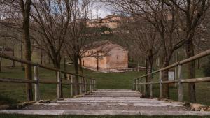 Vista de la ermita de la Vera Cruz de Maderuelo, en Segovia, que albergó durante 800 años una pintura románica.