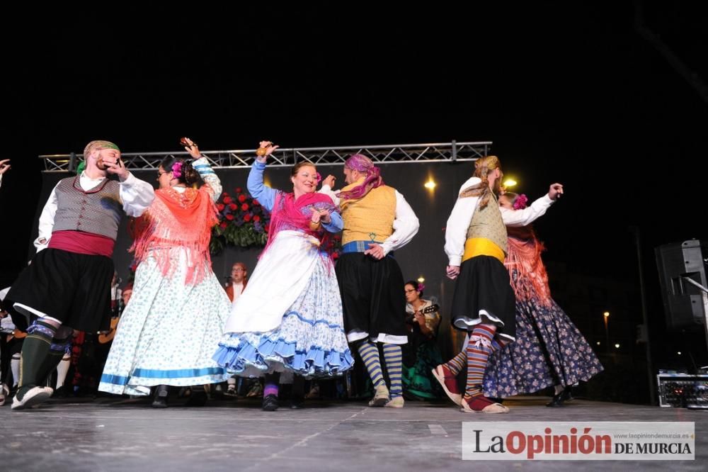 Festival de folclore en el Puente de Hierro