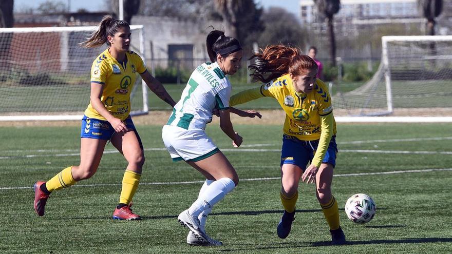 María Avilés pugna con dos rivales del Femarguín en el primer partido del Córdoba CF Femenino.