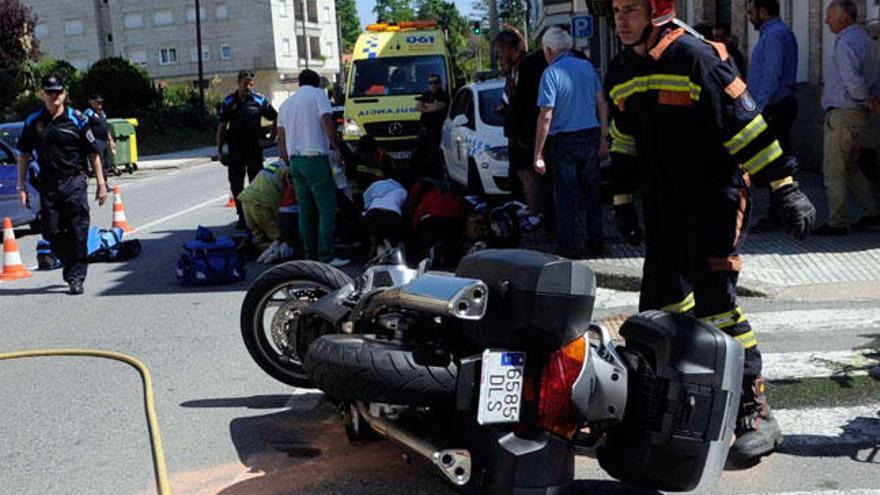 Los servicios de emergencias atienden a la herida. / NOÉ PARGA