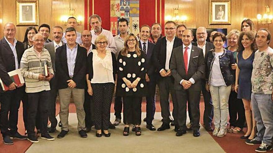 Foto de familia de los 25 diputados durante el último Pleno del mandato 2015-2019.