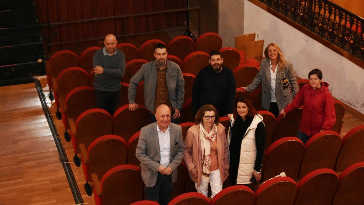 Representantes de la Federación de Asociaciones de familias de Personas Sordas de la Región de Murcia junto a las ediles de Cultura y Oenegés, en el patio de butacas del teatro.
