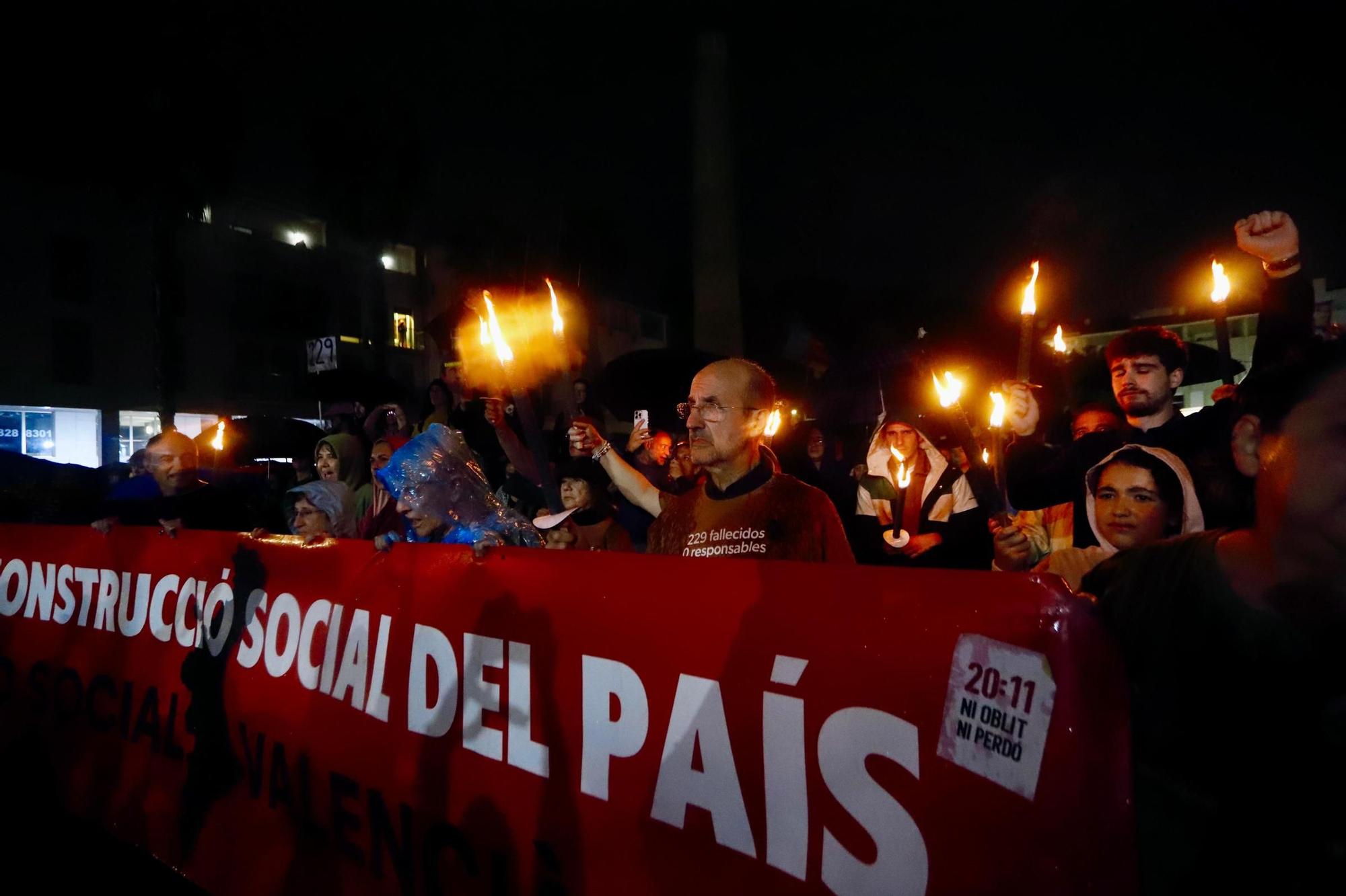 Una marcha con antorchas recorre los pueblos de l'Horta Sud entre gritos contra Mazón