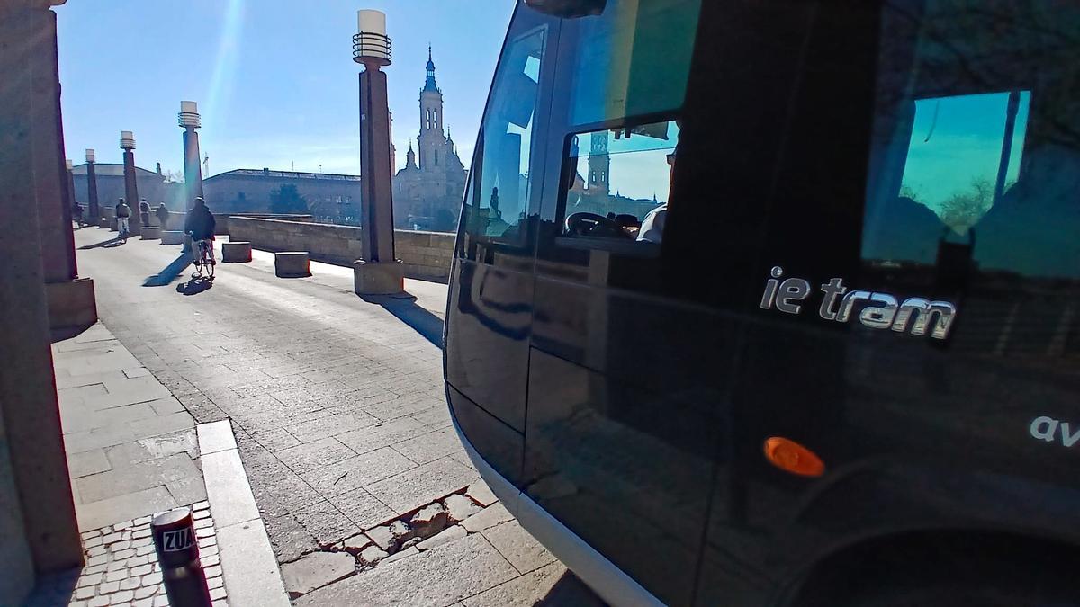 Un autobús urbano en el puente de Piedra