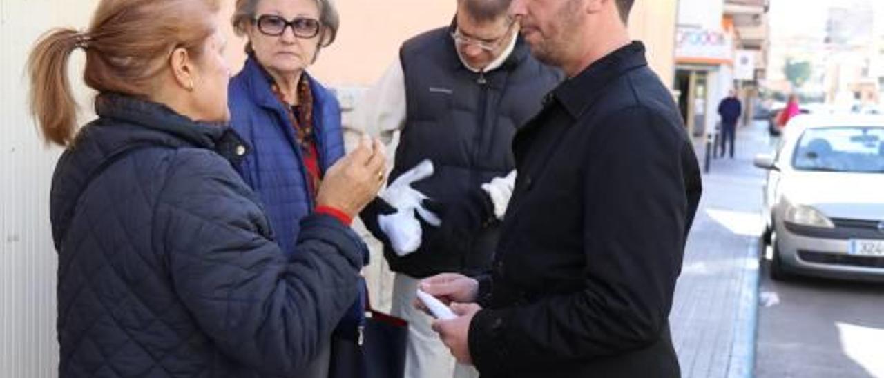 Dos vecinas exponen al edil del área su rechazo a la zona azul durante el acto de presentación.