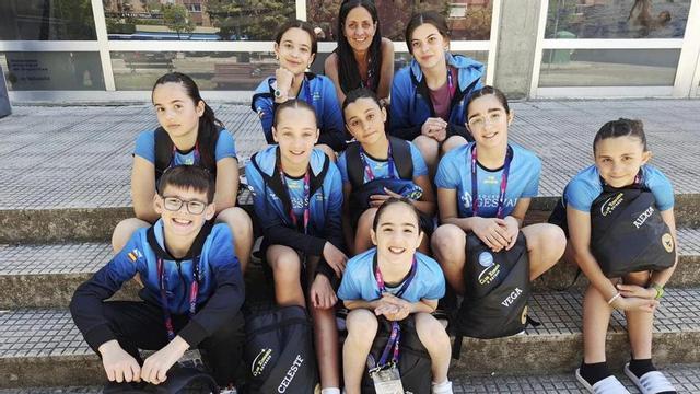 Formación del equipo estradense con su entrenadora Sofía Mosteiro. | CEDIDA