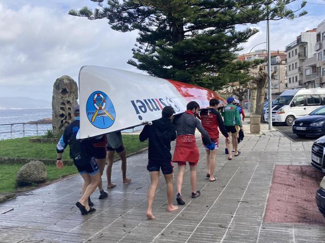 Los remeros de Bueu "condenados" a peregrinar con los barcos al hombro