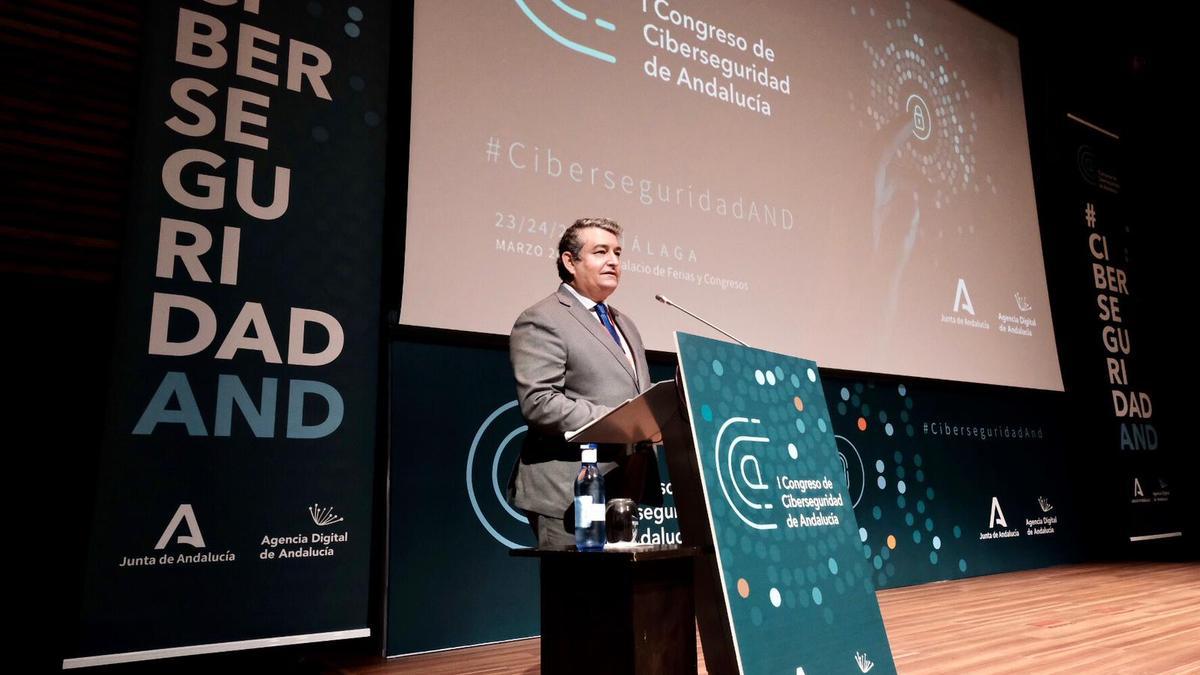 El consejero andaluz, Antonio Sanz, en la inauguración del congreso de ciberseguridad,