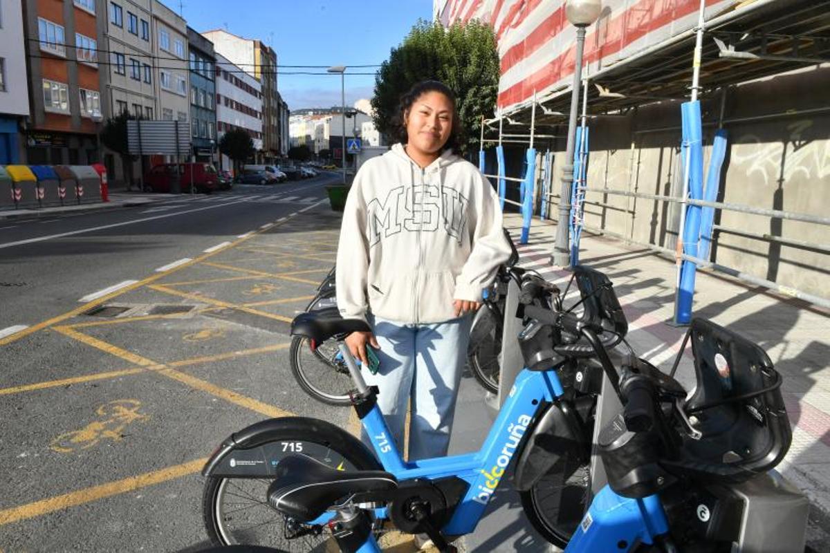 Suri Díaz, usuaria del intercambiador de bicis entre Arteixo y A Coruña.