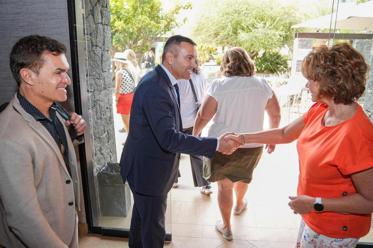 Héctor Fernández (i) y Oswaldo Betancort, en el acto de bienvenida a agentes de viaje de Estados Unidos y Canadá