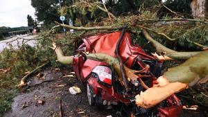 Un coche afectado por el temporal en Buenos Aires (Argentina).