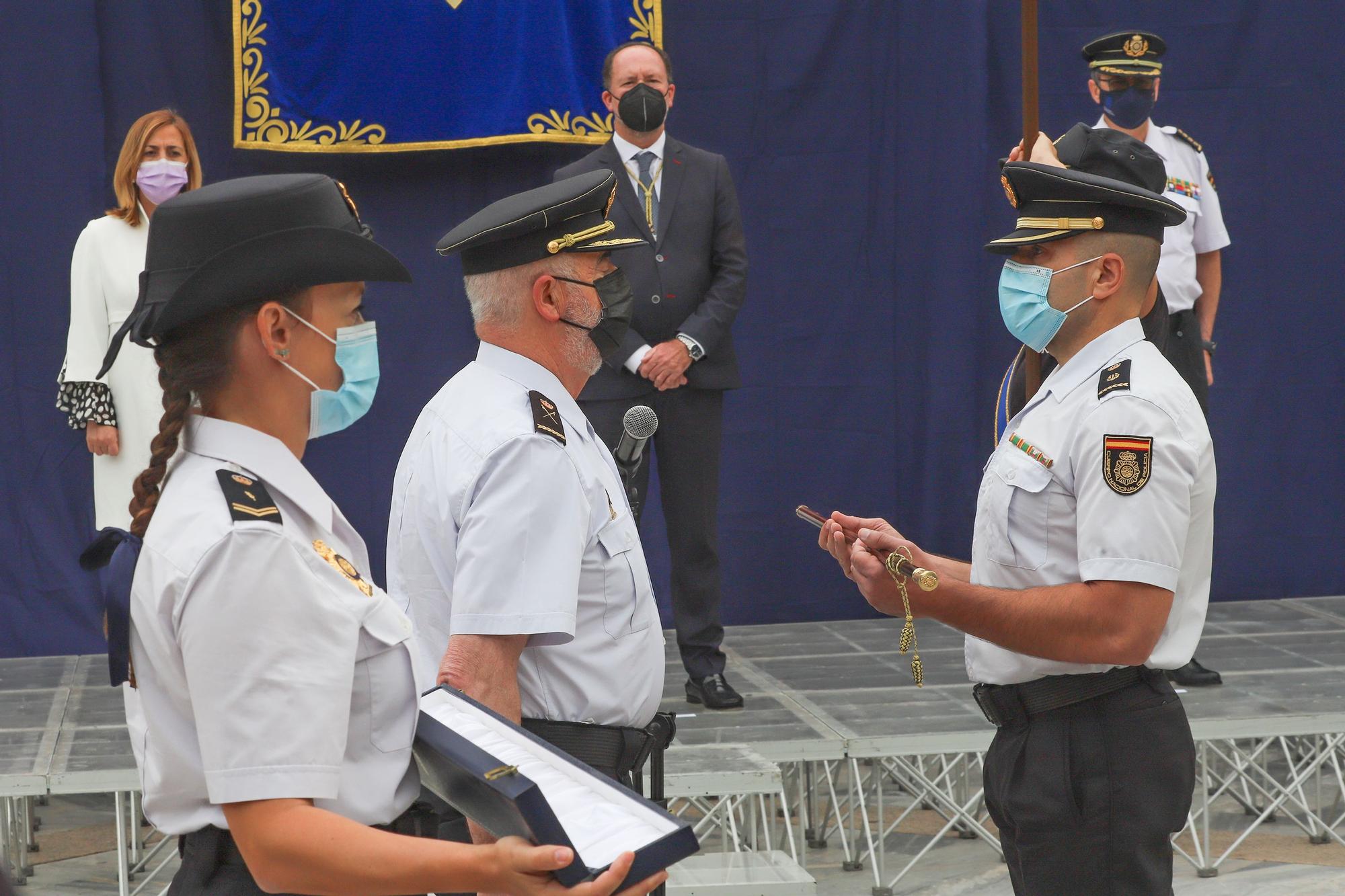 Ceremonia de entrega del bastón de mando  al inspector jefe de la Comisaría de la  Policía Nacional de Orihuela